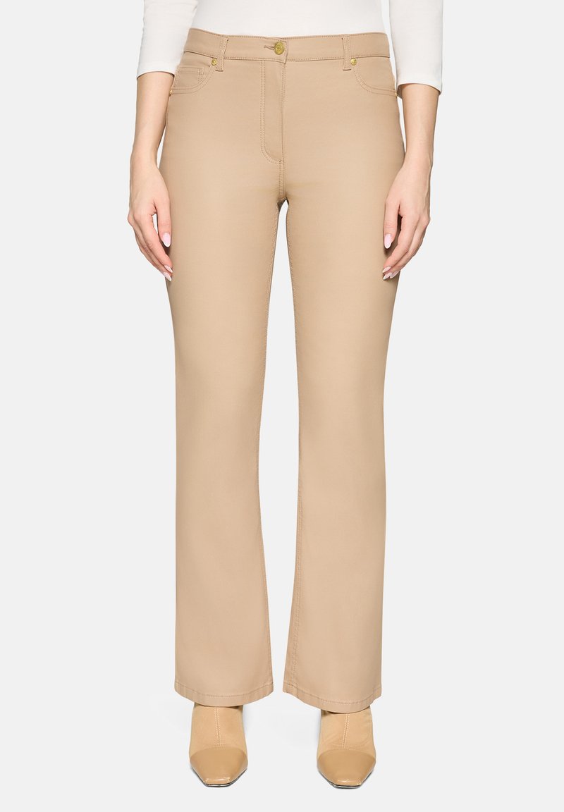 Pantalon beige évasé en tissu lisse, avec deux poches avant, des accessoires dorés et une taille ajustée avec passants pour ceinture.