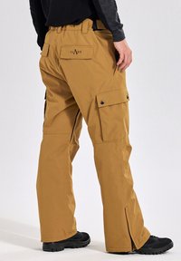Khaki cargobroek met een relaxed fit, meerdere zakken en een geopperde zoom. Het materiaal is duurzaam met een gladde textuur. Logo zichtbaar op de achterkant.