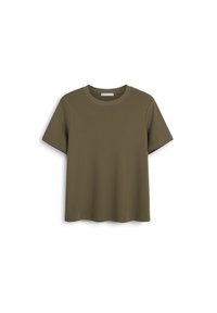 Olive green t-shirt z krótkim rękawem, wykonany z miękkiej bawełny, z okrągłym dekoltem i luźnym krojem, zakończony lekko zaokrąglonym dołem.