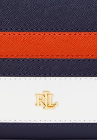 Odinis piniginė, dekoruota tamsiai mėlynomis, oranžinėmis ir baltomis juostelėmis; iškilus auksinis logotipas "RL" apačioje, matoma siuvimo detalėms suteikianti tekstūrą.