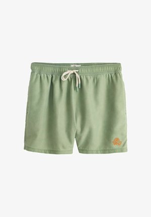 Hellgrüne Badeshorts mit elastischem Bund und beigem Kordelzug, mit einem kleinen orangefarbenen Sonnen- und Surfbrett-Logo am linken Bein.