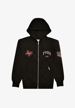 Mustrooniga must kapuutsiga sviiter, mis on valmistatud puuvillast. Omab punast graafilist disaini, tekst "1988" ja taskuid. Sisaldab kapuutsi koos nööpidega ja logo täkkeid.