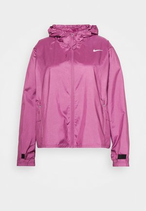 Chaqueta cortavientos Nike morada ligera con capucha, cremallera frontal, bolsillos laterales con cremallera y correas ajustables en las muñecas.