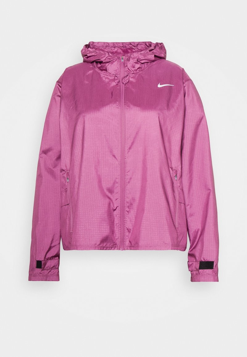 Chaqueta cortavientos Nike morada ligera con capucha, cremallera frontal, bolsillos laterales con cremallera y correas ajustables en las muñecas.
