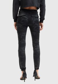 AllSaints Kapsáče - black