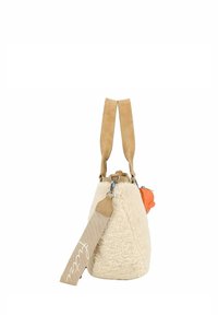 Crème schapenvacht handtas met een gestructureerde vorm, tan leren hengsels en een oranje accent. Beschikt over een afneembare canvas schouderband met logo.