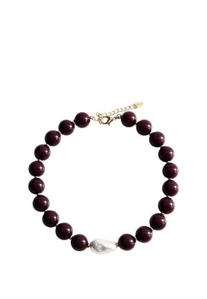 Collier de perles rondes violet foncé avec une perle blanche irrégulière et un fermoir en forme de homard doré avec chaîne rallonge.