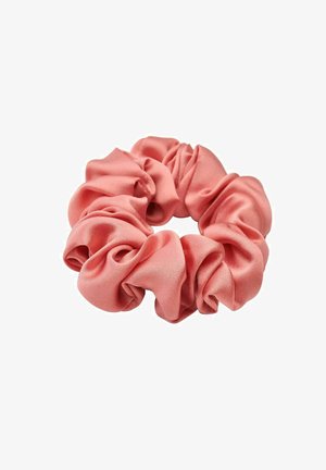 Scrunchie rosa in raso con tessuto raccolto che forma morbide e voluminose balze attorno a una fascia elastica.