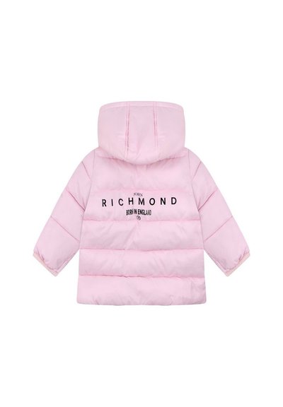 Giacca a vento rosa con cappuccio, design trapuntato orizzontale e testo di branding nero "JOHN RICHMOND BORN IN ENGLAND" sulla schiena.