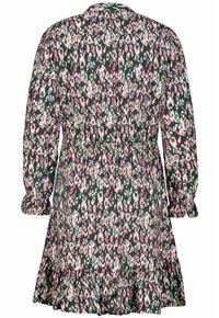 Sukienka z długim rękawem z czarnego materiału z kolorowym, abstrakcyjnym wzorem w odcieniach różu i zieleni. Posiada marszczoną talię i falbaniasty dół.
