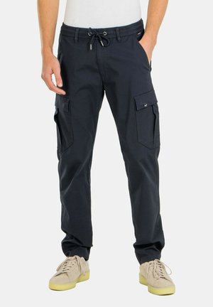 Marine Cargo-Hosen aus Baumwolle, mit elastischem Bund, Kordelzug und zwei seitlichen Taschen mit Klappen. Glatte Textur und lässige Passform.