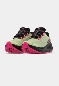 Αθλητικά παπούτσια ανοιχτού  πράσινου χρώματος με μαύρες λεπτομέρειες, ροζ σόλες και υλικό με υφή. Διαθέτουν μαύρα κορδόνια και επένδυση στον γιακά για άνεση.