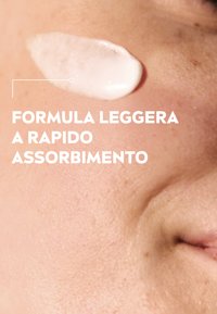 Formula cremosa bianca su pelle chiara, che mostra una consistenza liscia. Lo sfondo è neutro, concentrandosi sulla consistenza e sull'applicazione del prodotto.