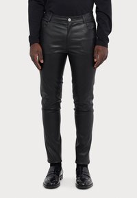 Černé kožené kalhoty slim fit, s hladkou texturou, pěti kapsami a kovovým zapínáním na knoflík v pase.
