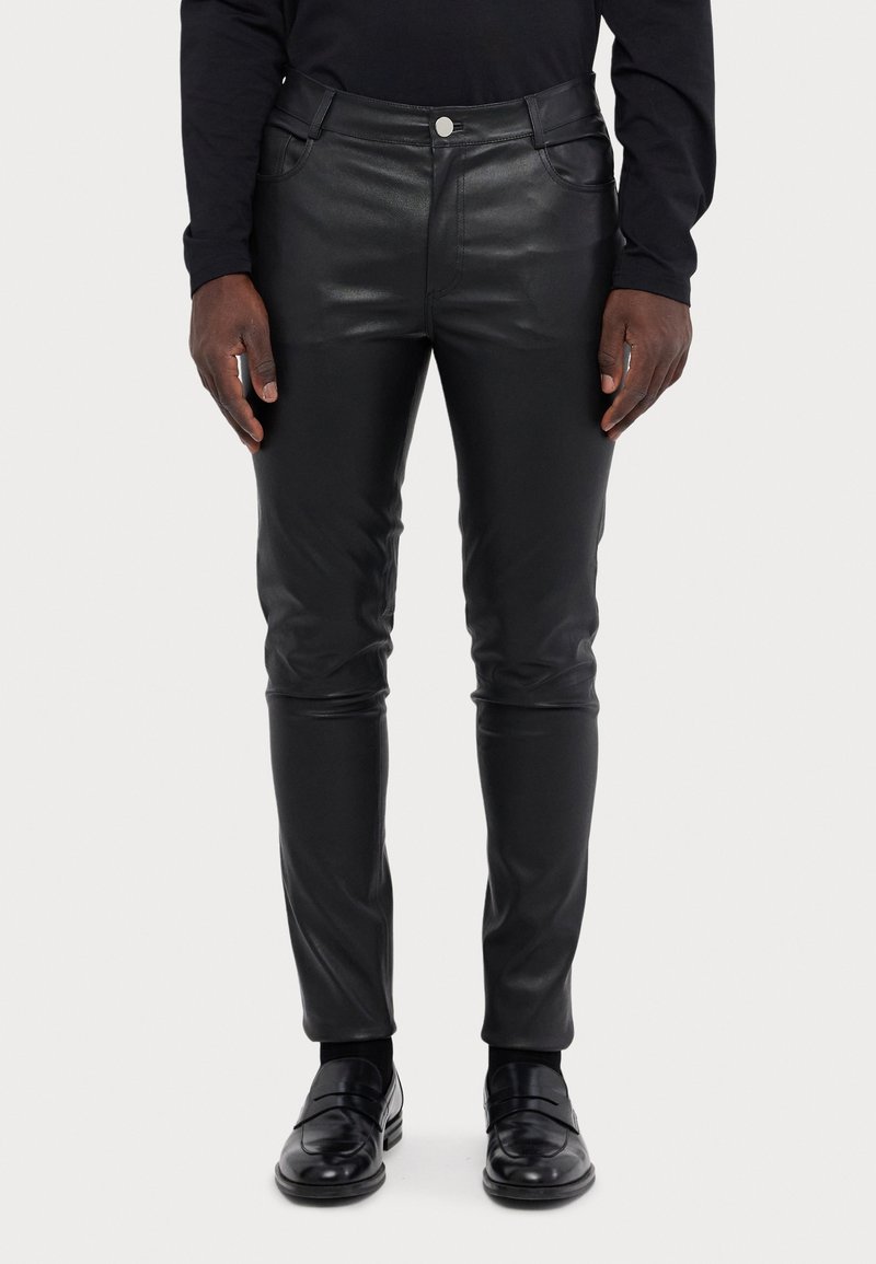 Černé kožené kalhoty slim fit, s hladkou texturou, pěti kapsami a kovovým zapínáním na knoflík v pase.