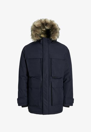 Giacca parka blu marine con cappuccio foderato in pelliccia sintetica, dotata di numerose tasche frontali e polsini a costine per maggiore calore e utilità.