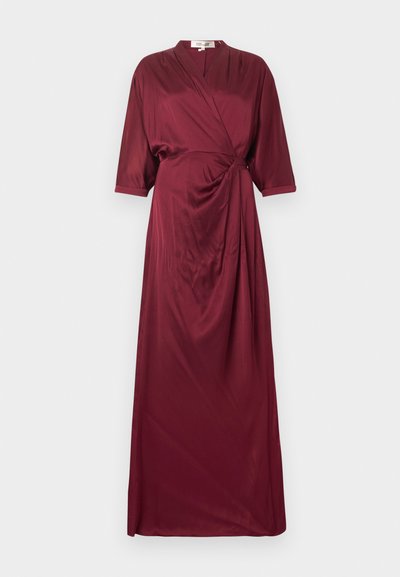 Μακρύ μπορντό σατέν φόρεμα με ζώνη, μανίκια μέχρι τον αγκώνα και ρυθμισμένη λεπτομέρεια στη μέση.