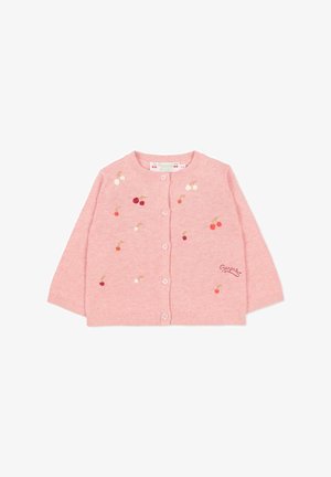 Cardigan bébé rose avec petites cerises brodées, col rond, manches longues, boutons sur le devant, et broderie « Bonpoint » en bas à droite.