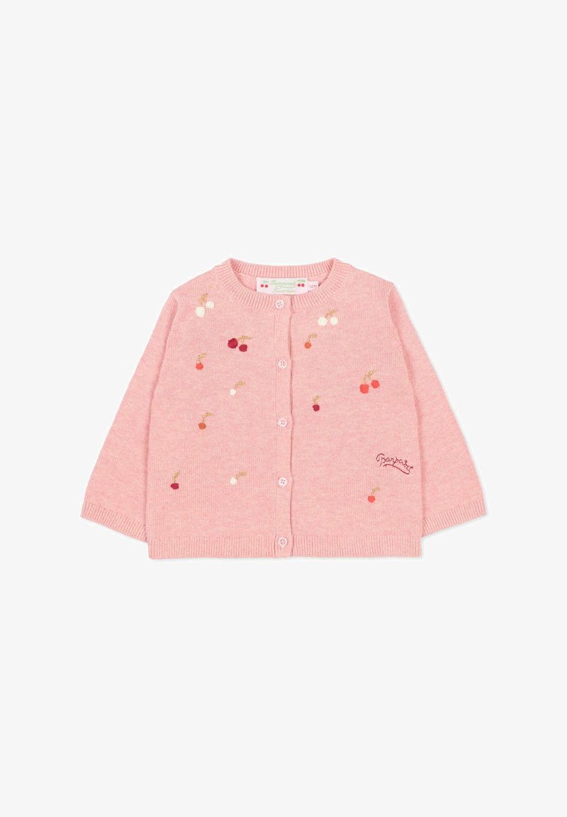 Cardigan bébé rose avec petites cerises brodées, col rond, manches longues, boutons sur le devant, et broderie « Bonpoint » en bas à droite.