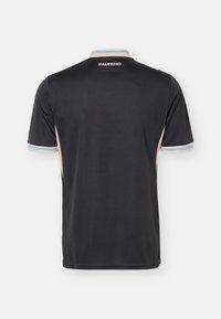 Chemise noire à manches courtes avec bordure rose et bleu sarcelle sur les manches et le col, avec le texte "PALERMO" sur le haut du dos.