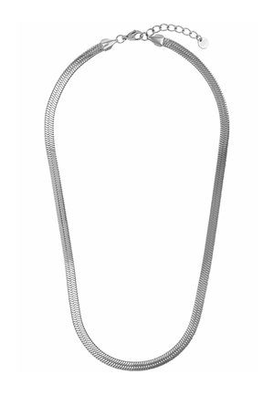 Silberne Fischgrät-Kettenhalskette mit Karabinerverschluss und verstellbarer Verlängerungskette vor weißem Hintergrund.