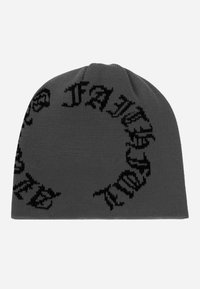 Gorro de punto gris oscuro con texto negro en un patrón circular, bordes acanalados y una textura suave. Ideal para el uso informal.