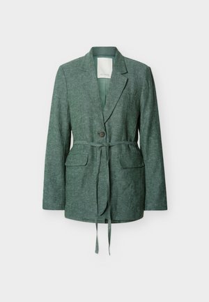 Blazer en lin vert à manches longues, fermeture à un bouton, ceinture à la taille, revers crantés et deux poches à rabat à l'avant.