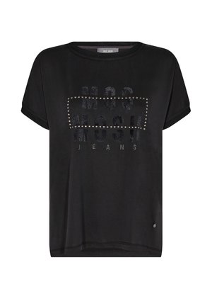 Czarna koszulka z krótkim rękawem i okrągłym dekoltem, ozdobiona srebrnymi ćwiekami tworzącymi prostokąt wokół fakturowanego napisu "MOS MOSHI JEANS" z przodu.