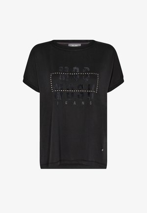 Czarna koszulka z krótkim rękawem i okrągłym dekoltem, ozdobiona srebrnymi ćwiekami tworzącymi prostokąt wokół fakturowanego napisu "MOS MOSHI JEANS" z przodu.