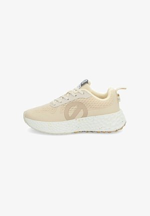 Baskets de sport beiges avec un dessus texturé, design minimaliste et semelle en caoutchouc blanche mouchetée. Présente un logo discret sur le côté.