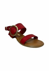 Sandalia roja con dos cintas anchas, una hebilla circular dorada y una plantilla color tostado. Suela plana con un ligero tacón y textura suave.