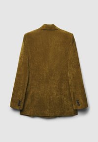 Blazer en velours côtelé vert olive avec une finition texturée, des revers crantés et trois boutons sur chaque manchette. Fente arrière pour un ajustement amélioré.