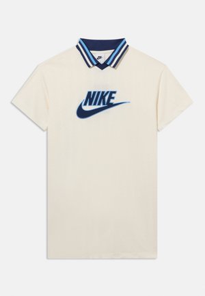 Kremfarget kortermet poloshirt med marineblå og lyseblå stripete krage og stor blå Nike-logo på brystet.