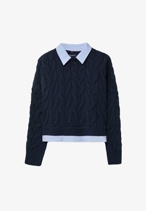 Pull en maille torsadée bleu marine avec une chemise à col bleu en dessous. Le pull présente un motif texturé ainsi que des poignets et un ourlet côtelés.