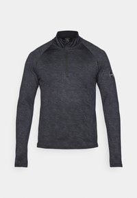Suéter gris oscuro con cuello de media cremallera, mangas largas y un patrón texturizado. Presenta costuras de hombros tipo raglán y un logotipo en la manga.