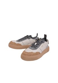 Le sneakers presentano una combinazione di pelle bianca e suede grigio con una suola in gomma beige, punta rotonda e dettagli testurizzati. I lacci sono di un grigio scuro.