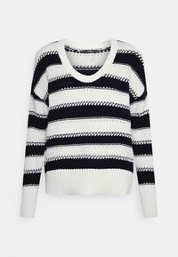 Sweter dziergany z dekoltem w kształcie litery U, w paski w kolorach granatowym i białym, wykonany z teksturowanej przędzy, z ściągaczami na mankietach i u dołu.