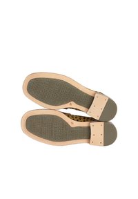 Braune Leopardenmuster-Schuhe mit Gummisohle. Die Innensohle zeigt wiederholte "CRICKET"-Markierung. Weicher Stoff und offenes Design. Größe 37.
