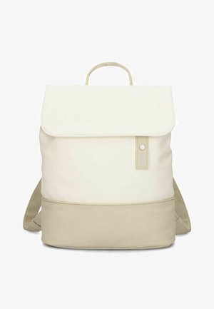 Sac à dos minimaliste beige et blanc cassé avec fermeture à rabat, poignée supérieure et bretelles réglables sur fond blanc.