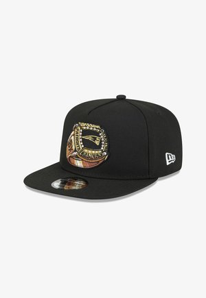 Schwarze New Era Kappe mit einem bestickten Super Bowl Championship-Ring-Patch, der das Logo der New England Patriots und Text zeigt.