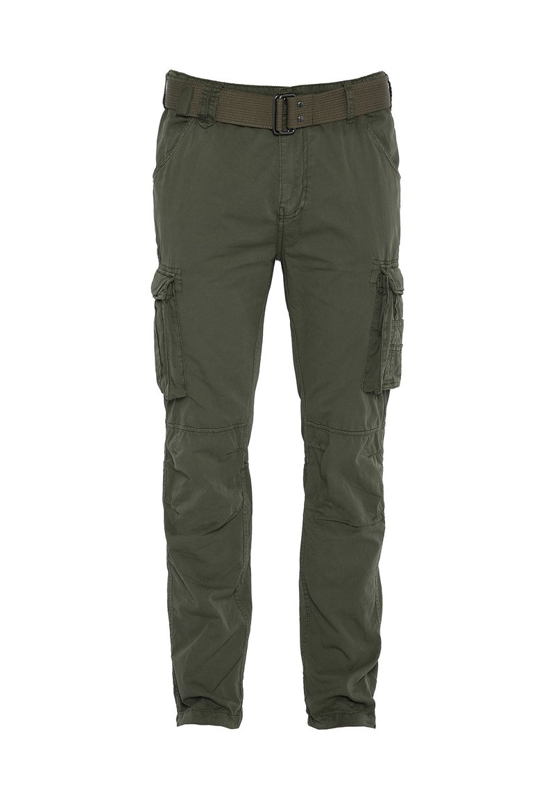 Pantaloni cargo in tessuto verde oliva con vestibilità ampia, caratterizzati da molteplici tasche laterali e una cintura intrecciata. Dettagli delle cuciture visibili.