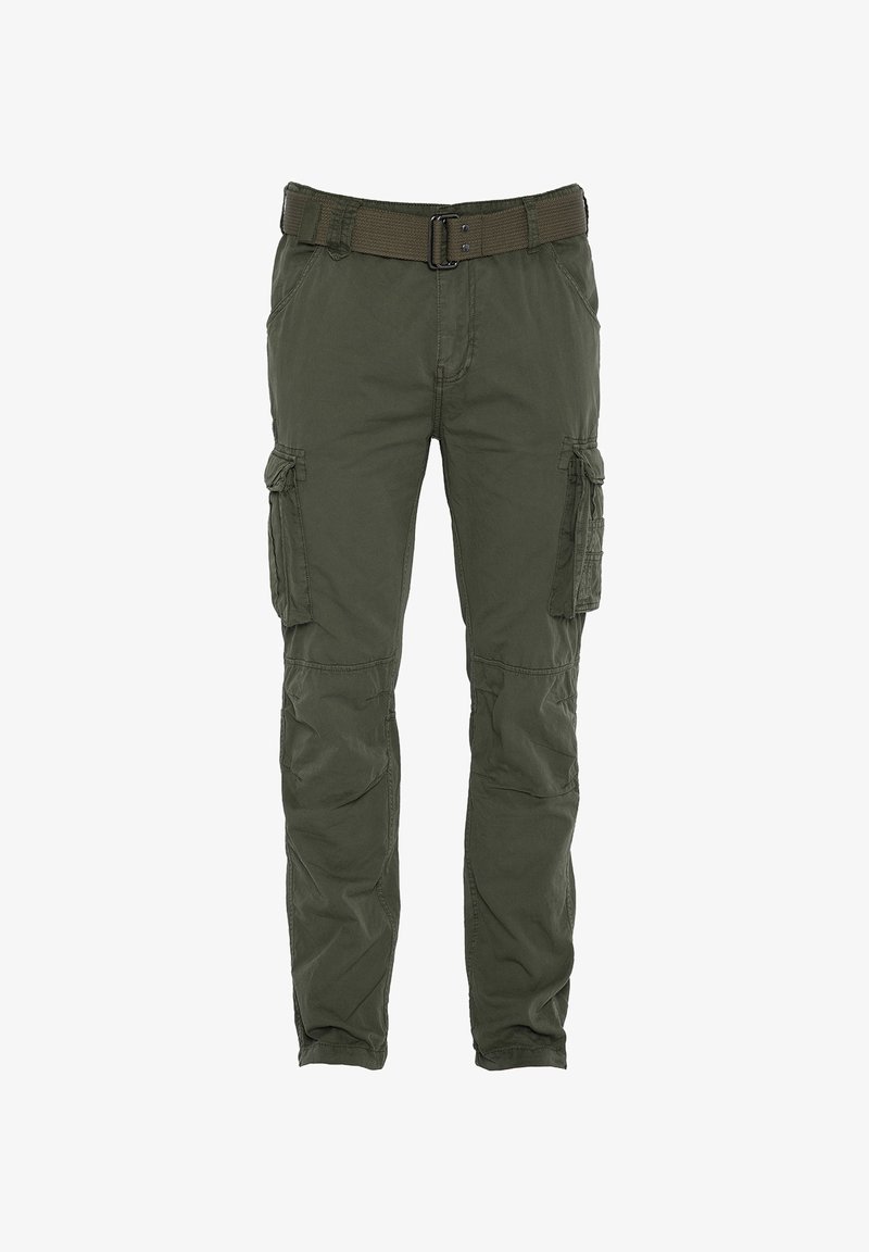 Pantaloni cargo in tessuto verde oliva con vestibilità ampia, caratterizzati da molteplici tasche laterali e una cintura intrecciata. Dettagli delle cuciture visibili.