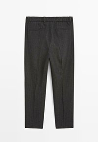Pantaloni grigi scuri con motivo a righe sottili, vita elastica e due tasche posteriori. La texture liscia e il design sartoriale offrono un aspetto aderente.