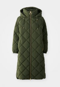 Lang, olijfgroene gewatteerde jas met een capuchon, front-rits, gouden hardware accenten, trekkoorden en elastische manchetten. Diamantpatroon textuur.
