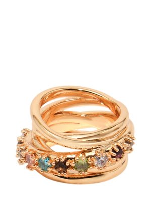 Anillo de tono dorado con bandas superpuestas y una fila de pequeñas piedras preciosas redondas multicolores dispuestas en un patrón decorativo.