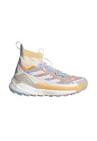 High-top Adidas Terrex trailrunningschoen met een gebreide bovenkant in blauw, oranje en wit, een gele kraag, een beige tussenzool en een robuuste buitenzool.