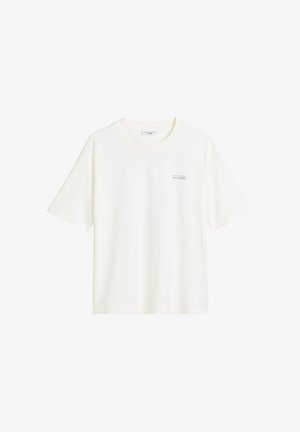 Biała bawełniana koszulka z krótkim rękawem. Posiada okrągły dekolt i małe logo tekstowe z przodu po lewej stronie. Gładka faktura, casualowy design.