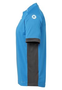 Blå atletisk skjorte med en grå sidepanel, korte ærmer og klassisk krave. Har åndbart stof og et logo på ærmet.