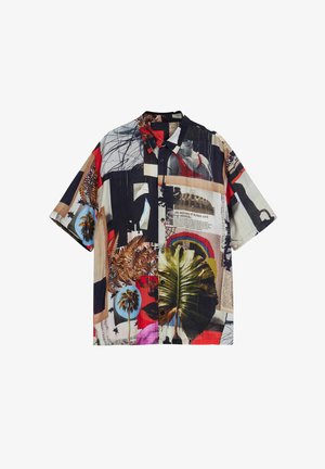 Košulja s kratkim rukavima s dugmadi, ukrašena višebojnim kolaž printom, koji sadrži različite uzorke, palme i teksture na laganom materijalu.