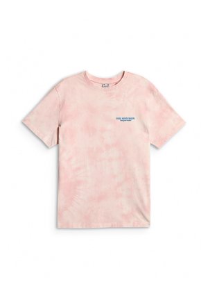Jasnoróżowy krótki rękaw T-shirt tie-dye z niebieskim napisem "FUEL YOUR BODY" po lewej stronie klatki piersiowej i okrągłym dekoltem.